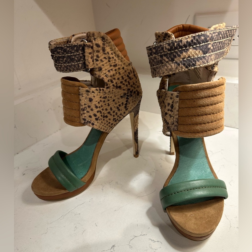 Mia limited edition new Rocco green lizard sandals 7.5‎